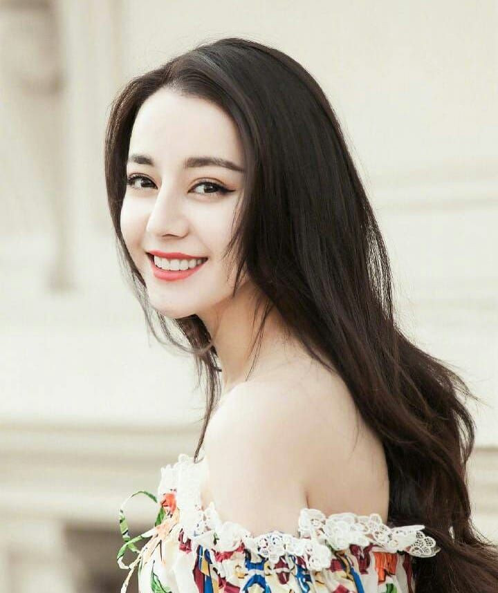 Nhắc đến dàn mỹ nhân Tân Cương không thể không nhắc tới cái tên Địch Lệ Nhiệt Ba, cô nàng được mệnh danh là "đệ nhất mỹ nhân Tân Cương" với làn da trắng sáng, ngũ quan sắc sảo lai Tây.