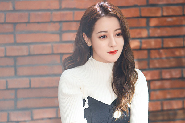 Không chỉ chú trọng bôi kem chống nắng, mỹ nhân Tân Cương này còn chủ động bảo vệ từ bên trong bằng cách ăn nhiều hoa quả có vitamin C như cam, quýt, bưởi... Vitamin C trong các loại hoa quả này giúp da của mỹ nhân 9X thêm khỏe mạnh và có khả năng chống chọi với các tia cực tím.