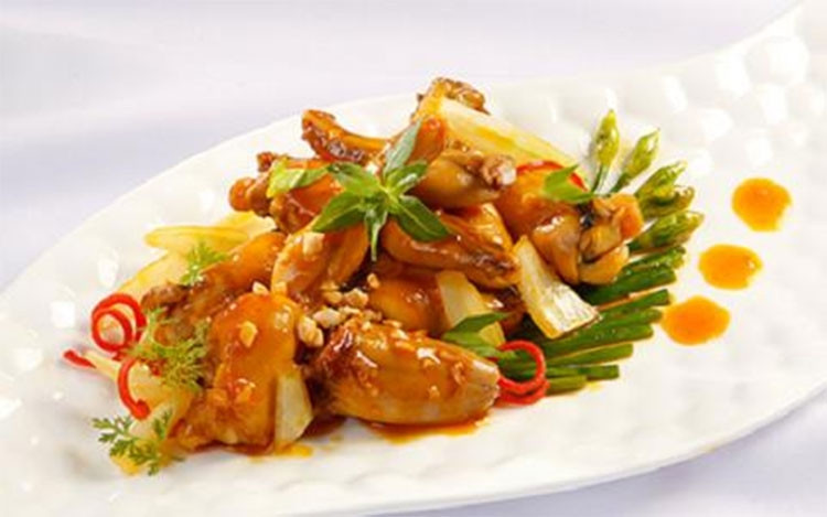 Tu hài xào song nấm: Tu hài giòn ngọt ngào quyện cùng vị nấm hương thơm nức khiến món Tu hài xào song nấm càng ăn càng quyến luyến vị giác. Tu hài trần qua nước sôi, bỏ vỏ, sơ chế sạch. Cần Đà Lạt tước vỏ, xắt hình trám.