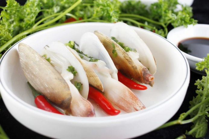 Có thể nói khó có một món khai vị nào ngon, bổ dưỡng và an toàn vệ sinh như món tu hài hấp. Đó cũng là lý do để nhiều nhà hàng ở Hạ Long chọn món Tu hài hấp khai vị là món không thể thiếu trong thực đơn nhà hàng của mình và giờ đây, tu hài đã trở thành món được nhiều người biết đến trong cả nước.