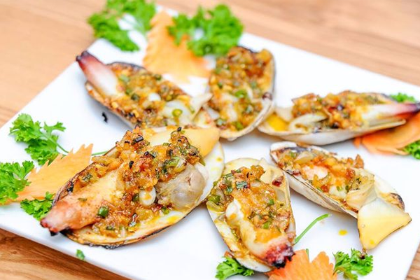 Không chỉ ngon, tu hài còn chứa nhiều loại khoáng chất dinh dưỡng tuyệt vời với 16 loại a-xít a-min bổ sung cho cơ thể. Trong các món ngon từ tu hài thì ngon nhất là món nướng.