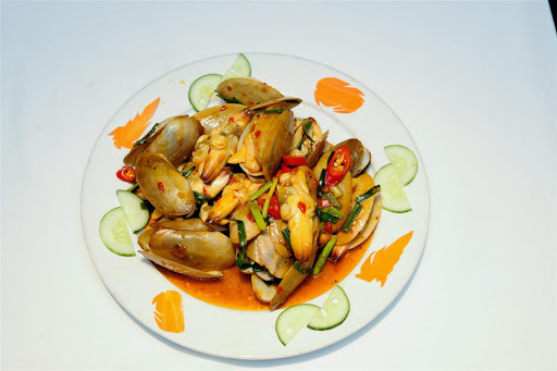 Nấm rơm xắt bỏ gốc, bổ đôi, trần qua nước sôi. Chiên nấm đùi gà chín vàng. Cho tỏi lát vào xào thơm. Cho tu hài, nấm đùi gà, nấm hương, nấm rơm, cần Đà Lạt. Cho chút bột đao (đã hòa nước. Món ăn sền sệt là được. Rắc hành độ.