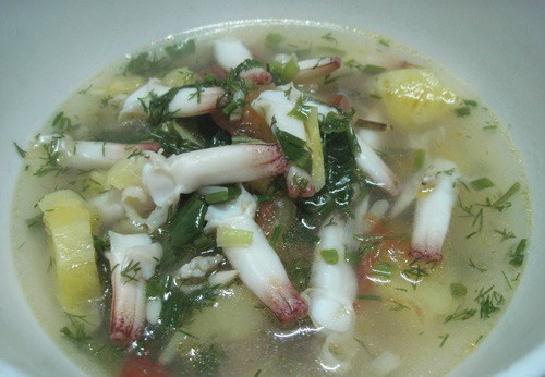 Canh tu hài: Tu hài sơ chế sạch, gỡ lấy phần thịt trắng. Bắc chảo lên bếp, phi thơm phần hành cùng chút dầu ăn. Trút tu hài vào đảo nhanh tay cho thịt tu hài săn lại, trút ra để riêng. Cà chua bổ múi cau, dứa bổ đôi thái miếng, hành mùi tàu thì là thái nhỏ. Tiếp tục bắc chảo lên bếp, đun nóng dầu ăn rồi cho cà chua vào chưng lấy màu. Sau đó cho dứa vào xào cùng, chế khoảng 1 bát to nước..