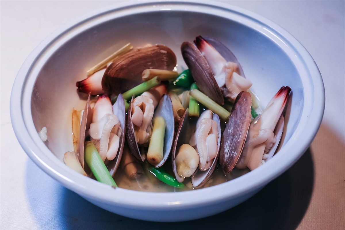 Canh sôi các bạn nêm nếm gia vị vừa miệng rồi trút phần thịt tu hài đã xào vào. Bắc canh xuống, rắc hành, mùi tàu, thì là thái nhỏ lên vậy là các bạn đã có ngay một bát canh nóng hổi, thơm nức. Canh có vị ngọt của thịt tu hài, vị chua dịu của dứa và mùi thơm rất đặc trưng của các loại rau gia vị.