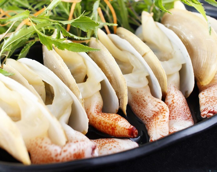 Bên cạnh món tu hài nướng còn có món tu hài hấp. Món này khai vị ăn vừa mát vừa thanh, vừa có có dư vị ngọt rất riêng. Thịt tu hài hấp dòn, quyện với mùi gia vị thơm nức của Tỏi và hành khô được băm nhỏ chiên dầu ướp với tu hài trước khi hấp.