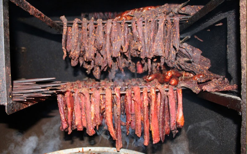 Thịt trâu gác bếp Tây Bắc: Món ăn xuất xứ từ những tộc người Thái trên vùng núi cao Tây Bắc này đang ngày càng được phổ biến ở miền xuôi. Món thịt trâu gác bếp được làm khá công phu và nhiều gia vị nên có hương vị thơm ngon, lạ miệng. 