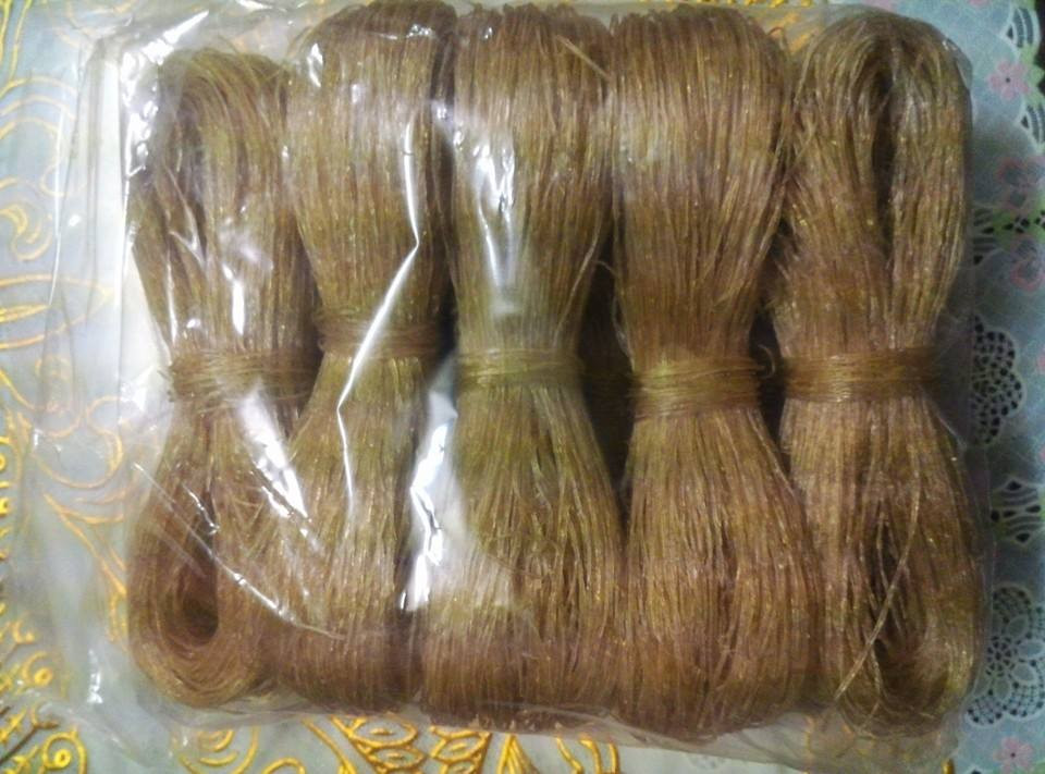 Miến dong Phia Đén, Cao Bằng: Loại miến ngon nhất ở Cao Bằng phải kể đến Phia Đén được làm từ củ dong với màu đen đặc trưng. Về vùng đất này những ngày giáp tết sẽ thấy đâu đâu cũng là những giàn phơi miến, óng ả như những sợi tơ trời.