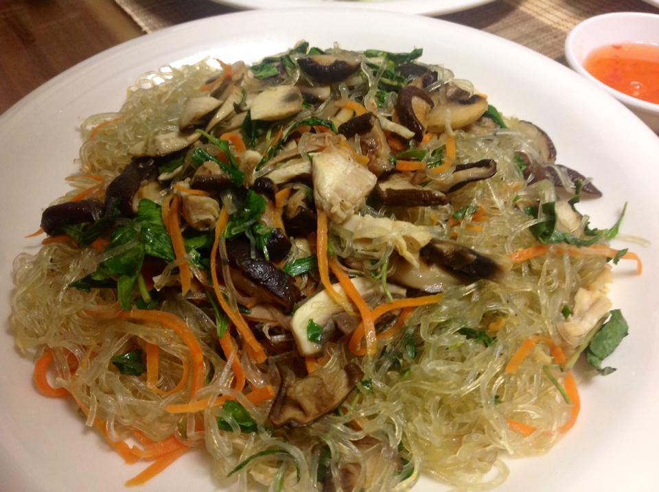 Người dân nơi đây đã dùng sự khéo léo, chăm chỉ và kinh nghiệm của mình tạo nên một thương hiệu miến bóng đẹp, dai và có hương thơm đặc trưng của bột dong chứ không có bất kỳ một phụ gia nào. Không chỉ có thế, sợi miến sau khi nấu để lâu không hề bị bở hay nát, vẫn vẹn nguyên được hương vị như ban đầu. Ảnh: Internet. Video "Chế biến món ngon từ nấm đông cô". Nguồn: VTC.