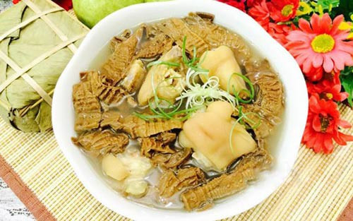 Chính vì là măng của người dân tộc nên có lúc miếng to miếng bé, không đều nhau, về màu sắc cũng không bắt mắt vàng tươi như các loại măng thường thấy ở chợ. Người dân tộc đi vào rừng tìm kiếm những củ măng tự nhiên, ngọt, non và tươi sau đó nhanh tay chế biến, luộc rồi phơi chỉ 3-4 nắng là khô cứng.