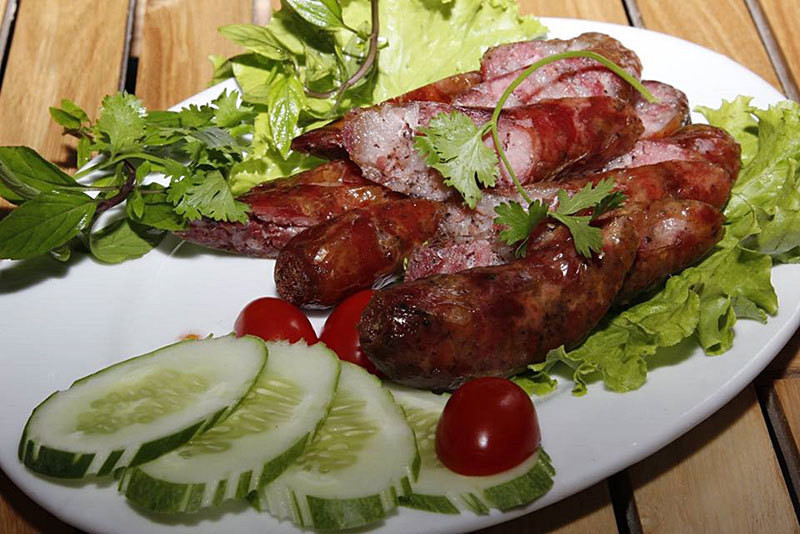 Lạp xưởng gác bếp ở Tây Bắc cũng là thịt lợn băm nhỏ, trộn gia vị rồi nhồi vào trong đoạn ruột lợn đã làm sạch. Thế nhưng điều đặc biệt của món đặc sản vùng cao này chính là hỗn hợp gia vị như mắc khén, hạt dổi, mắc mật....tẩm ướp cùng thịt chỉ có ở vùng cao đã tạo nên hương vị vô cùng khác lạ.