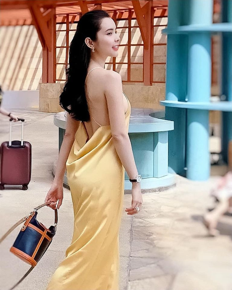 Người đẹp thường xuyên diện các trang phục hở bạo khoe các đường cong nuột nà.