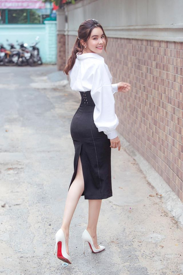 Thân hình nuột nà của Huỳnh Vy khiến bao ánh nhìn say đắm, cô được cho là hoa hậu siêu vòng 3 nóng bỏng và có phong cách thời trang gợi cảm, táo bạo.