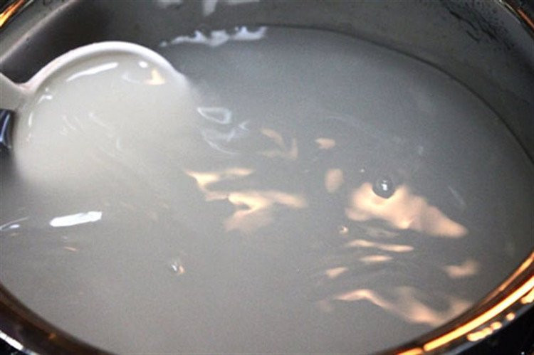 Ngoài ra, để thử bột sắn dây nguyên chất hay không, bạn thử bằng cách hòa tan với nước theo tỉ lệ 1 sắn dây, 5 nước sau đó cho vào nồi nấu vừa nấu vừa khuấy đều tay. Khi bột chín, nguội nếu thấy bột đặc, cứng và dai thì là bột sắn dây nguyên chất. Ngược lại nếu thấy bột lỏng, nhão và nát là bột giả. Ảnh minh họa: Internet. Mời độc giả theo dõi video "Chế biến món ngon từ nấm đông cô". Nguồn: VTC.