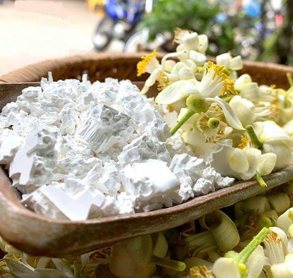 Không nên ướp bột sắn dây với hoa bưởi: Thói quen ướp hoa bưởi vào sắn dây để nước uống được thơm hơn nên bỏ, bởi hoa bưởi là làm giảm dược tính của bột sắn dây một cách đáng kể. Chưa kể việc cho hoa bưởi (dù đã phơi khô) vào sẽ khiến bột nhanh bị hỏng, mốc... ảnh hưởng lớn đến chất lượng của bột.