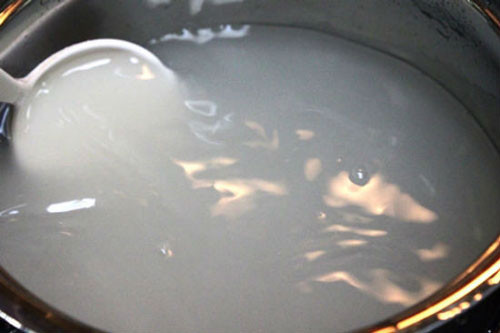 Theo các chuyên gia, khi uống bột sắn dây sống, hàm lượng dinh dưỡng sẵn có trong sắn dây được giữ nguyên nên rất bổ dưỡng lại dễ làm. Tuy nhiên, không phù hợp người bụng dạ yếu vì có thể dẫn đến tiêu chảy, lạnh bụng do tính hàn của sắn dây.