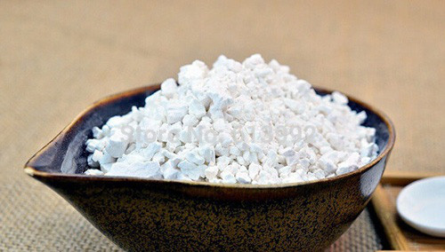 Bột sắn dây thật là loại bột hạt to, sắc cạnh, có màu trắng tinh khiết, có hương thơm tự nhiên đặc trưng của bột sắn dây, bột khô, không ẩm. Khi đưa lên miệng cắn, bột sắn dây thật có vị giòn tan, tan nhanh trong miệng và thấy ấm nơi đầu lưỡi. Bột sắn dây sau khi tan ra lưỡi chúng ta sẽ cảm nhận được sự mềm mịn và không có sạn.