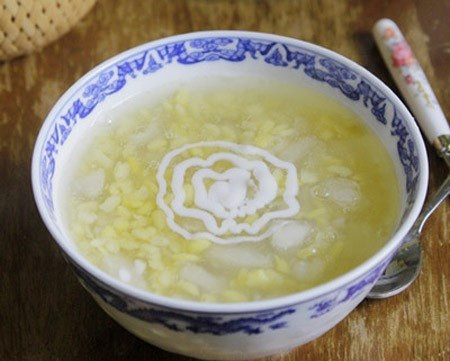 Để an toàn, nên uống bột sắn dây pha với nước sôi hoặc nấu thành chè, có thể để nguội hay, bảo quản ngăn mát tủ lạnh hoặc thêm ít nước đá để thưởng thức.