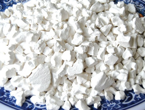 Nếu là bột sắn dây giả, bột có lẫn nhiều tạp chất thì viên bột không sắc cạnh, hạt nhỏ. Khi quan sát không có màu trắng tự nhiên, thường không có mùi thơm hoặc rất nặng mùi, khi cắn thử thấy viên bột mềm.