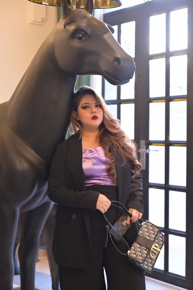 Bắt kịp trend tím lịm, Khánh Hà lên đồ cực sang chảnh. Ảnh: FB. Video "Minh Hằng chia sẻ về phong cách thời trang". Nguồn: VTC.