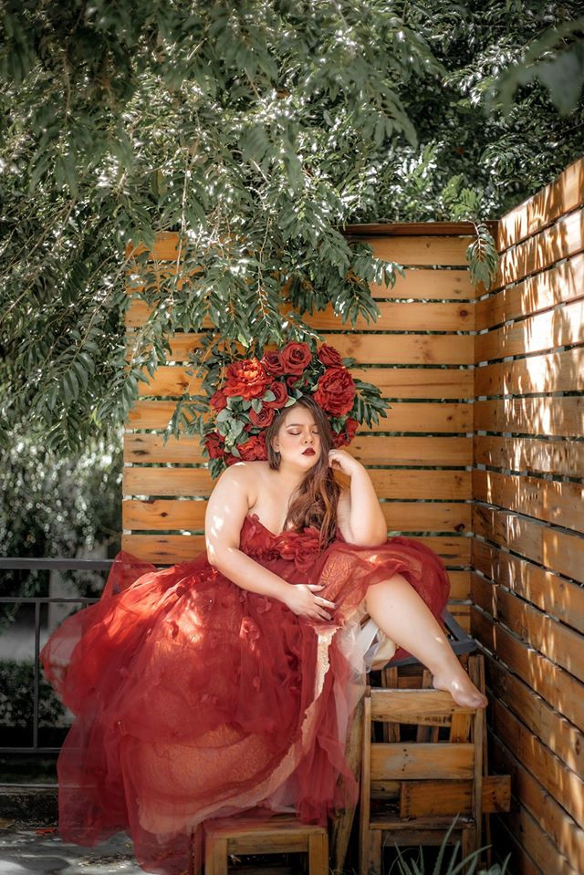 Ngoài việc là người mẫu ngoại cỡ, cô còn có một trang blog chuyên tư vấn về cách ăn mặc, tự tin ngoại hình và làm đẹp cho phụ nữ.