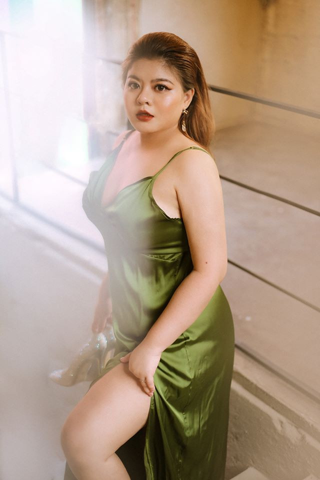 Các mẫu đầm hai dây thường xuyên xuất hiện trong tủ đồ của người mẫu Khánh Hà.