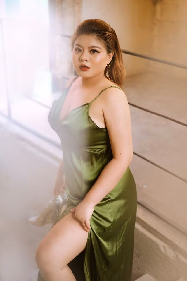 Các mẫu đầm hai dây thường xuyên xuất hiện trong tủ đồ của người mẫu Khánh Hà.