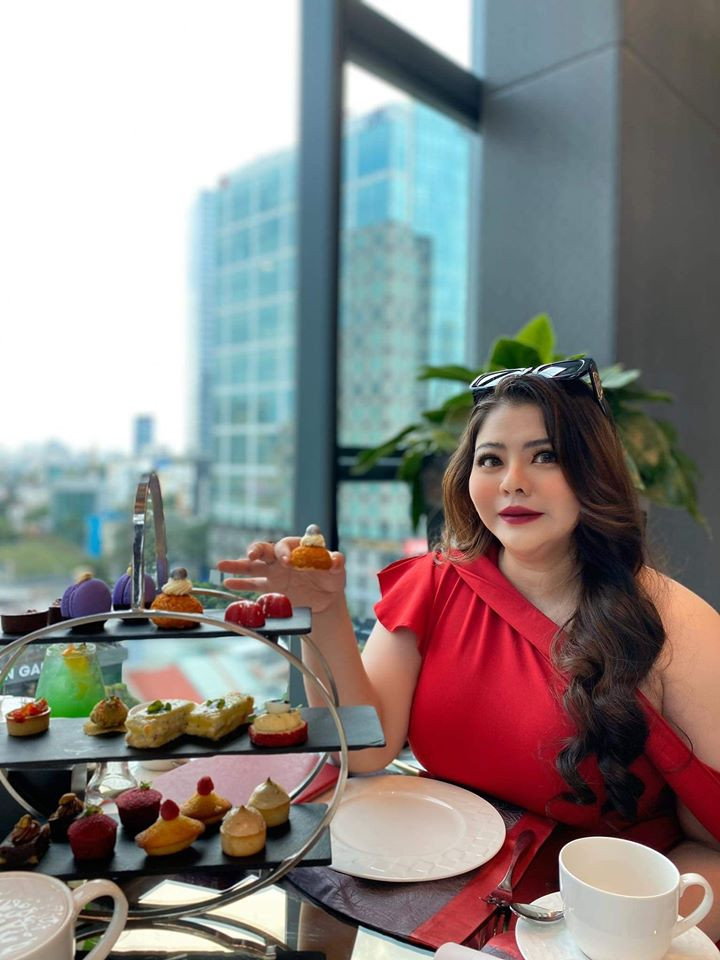 Từ nhỏ đến lớn, Khánh Hà đã thường xuyên bị body shaming vì thân hình mũm mĩm. Vượt lên dư luận, cô đã chứng minh cho việc ai cũng có thể trở nên xinh đẹp, dù béo hay gầy. Cô đã dám khoác lên mình các trang phục gợi cảm để tạo dáng trước ống kính.