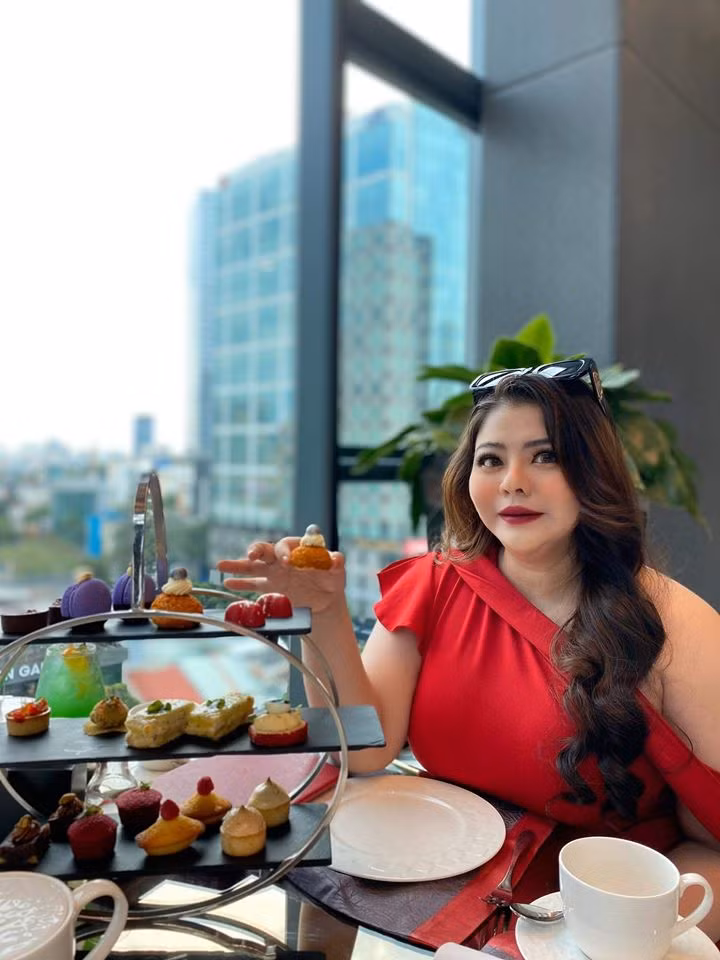 Từ nhỏ đến lớn, Khánh Hà đã thường xuyên bị body shaming vì thân hình mũm mĩm. Vượt lên dư luận, cô đã chứng minh cho việc ai cũng có thể trở nên xinh đẹp, dù béo hay gầy. Cô đã dám khoác lên mình các trang phục gợi cảm để tạo dáng trước ống kính.