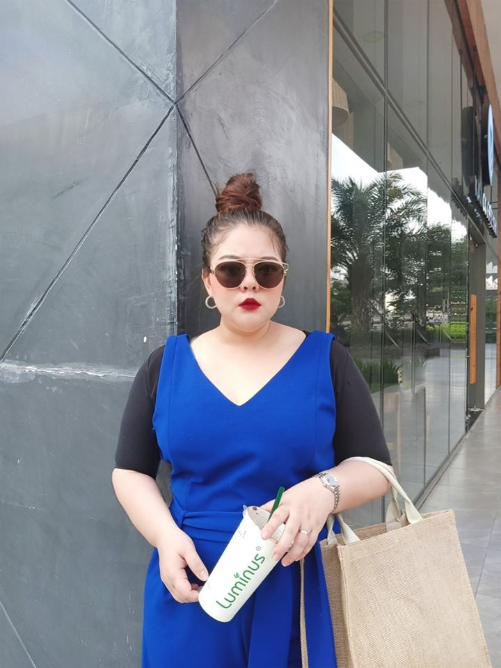 Khánh Hà trông cực sang chảnh khi diện chiếc đầm xanh cô ban thanh lịch.