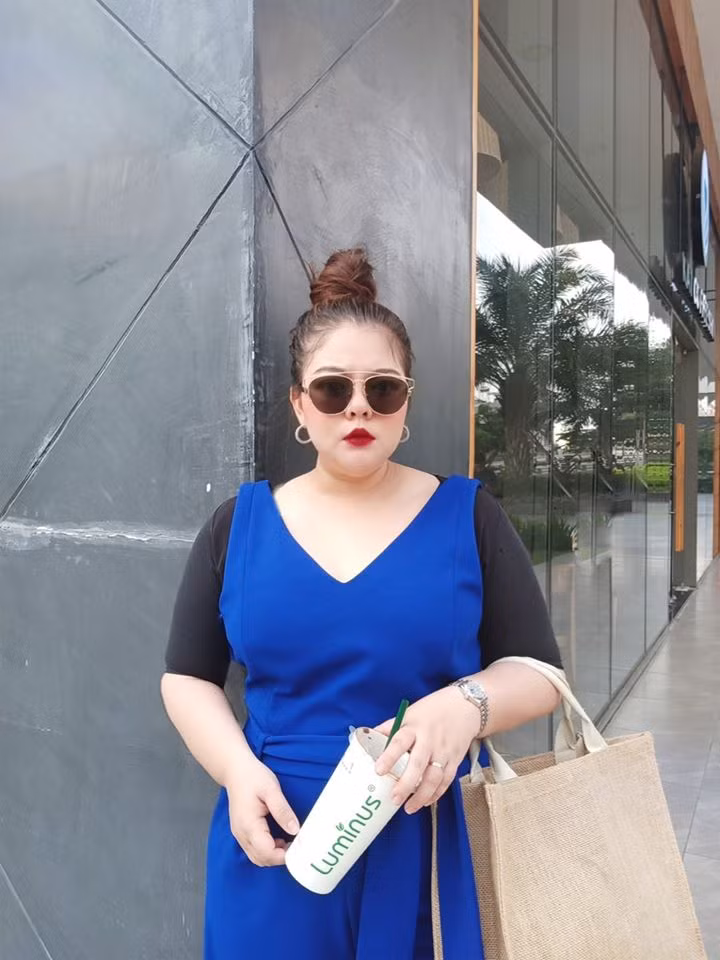 Khánh Hà trông cực sang chảnh khi diện chiếc đầm xanh cô ban thanh lịch.