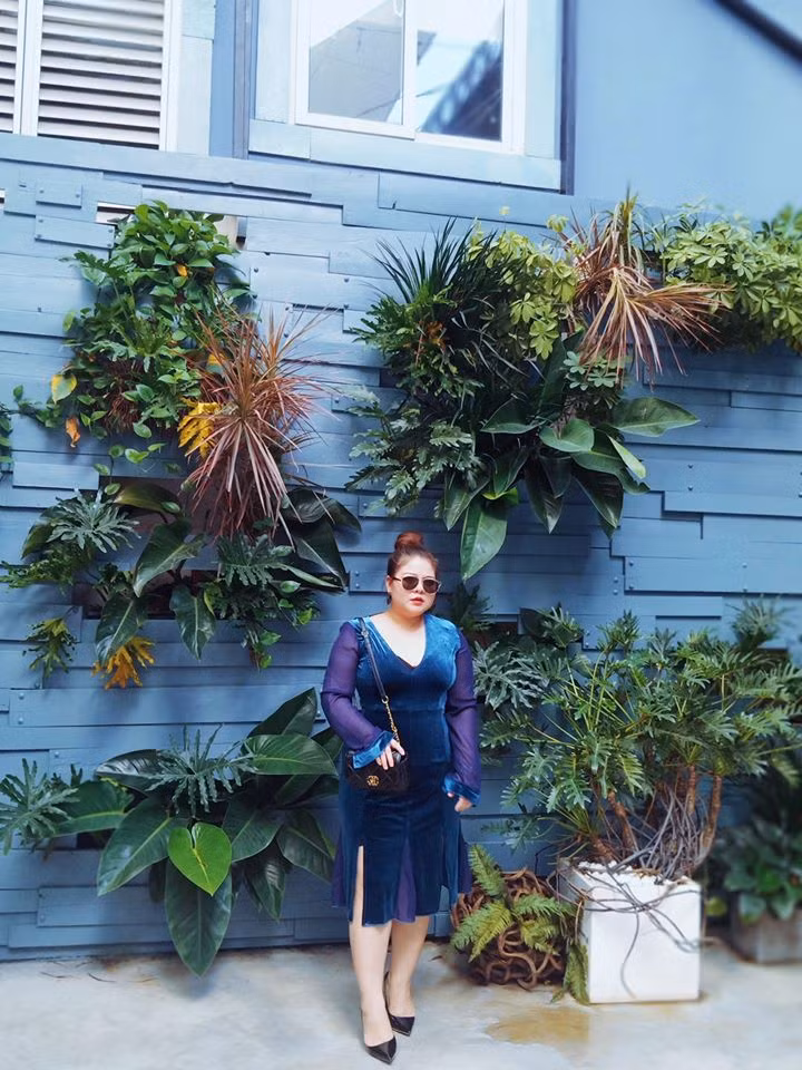 Dù có thân hình mũm mĩm nhưng các lên đồ và thần thái sang chảnh của người đẹp 8X được khen hết lời.