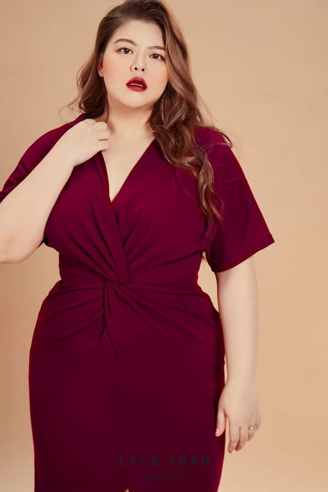 Với thần thái sang trọng và đầy biểu cảm, cô gái này rất tự tin diễn tả nhiều cảm xúc trong những loại trang phục sành điệu khác nhau.