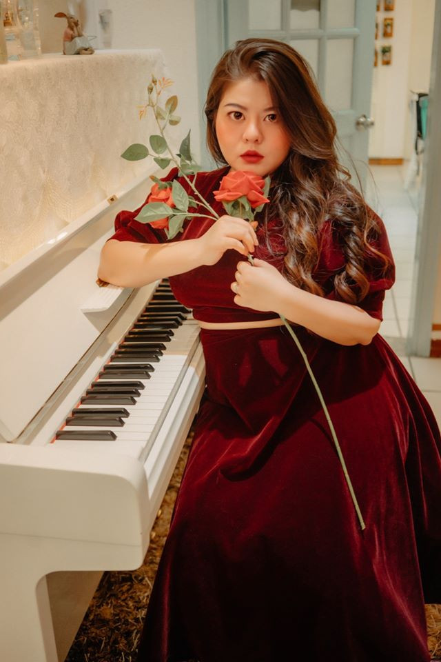 Người đẹp diện đầm nhung đỏ khoe thần thái hút hồn.