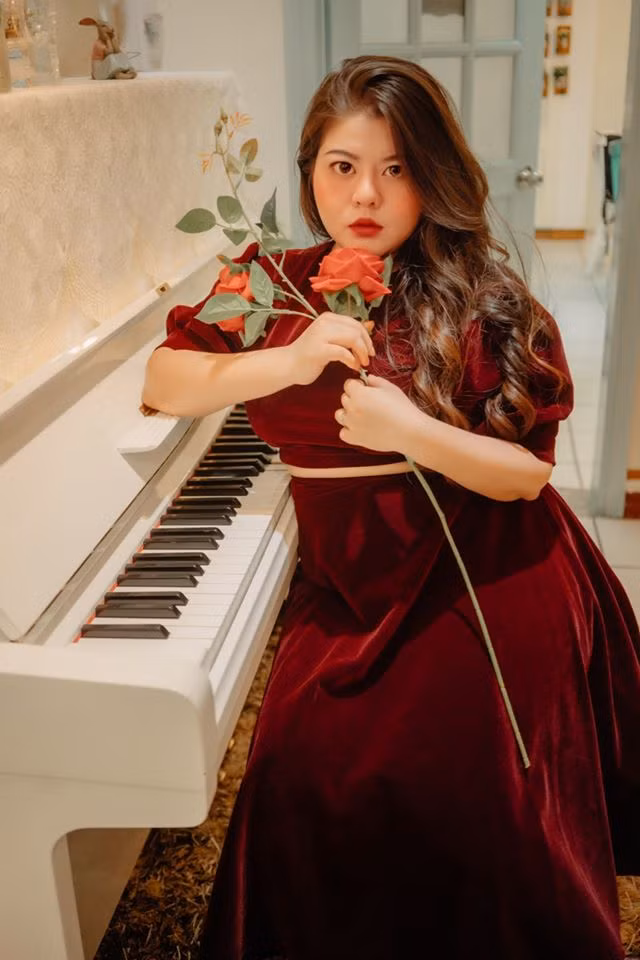 Người đẹp diện đầm nhung đỏ khoe thần thái hút hồn.