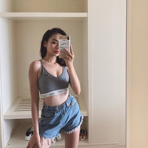 Nhã Ca diện áo hai dây phối với quần short jean khoe eo thon. Ảnh: Instagram, FB. Video "Minh Hằng chia sẻ về phong cách thời trang". Nguồn: VTC.