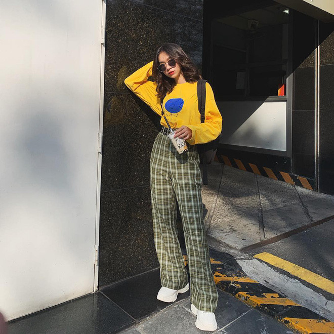 Áo thun vàng phối với quần kẻ karo tạo nên nét cá tính cho nàng hot girl sinh năm 2000.