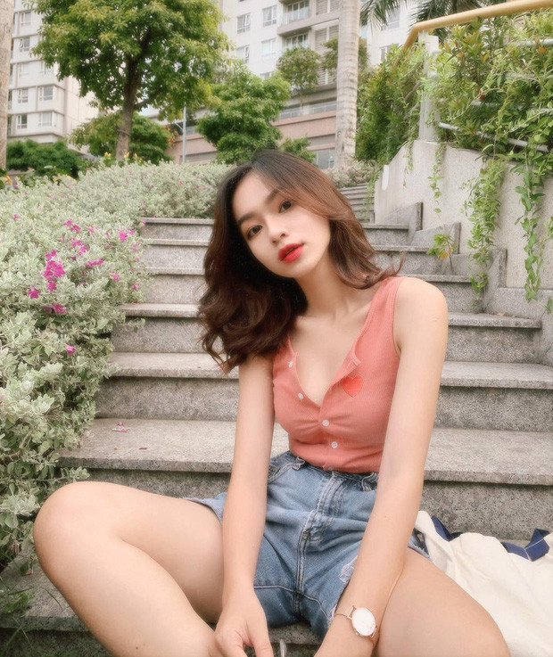 Thường ngày, cô nàng này chuộng những trang phục đơn giản mà trẻ trung.