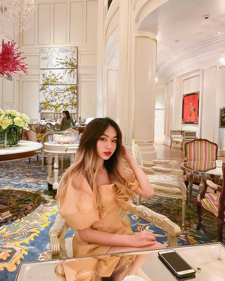 Chiếc đầm tay bồng giúp cô nàng khoe nét đẹp sang chảnh, sành điệu.