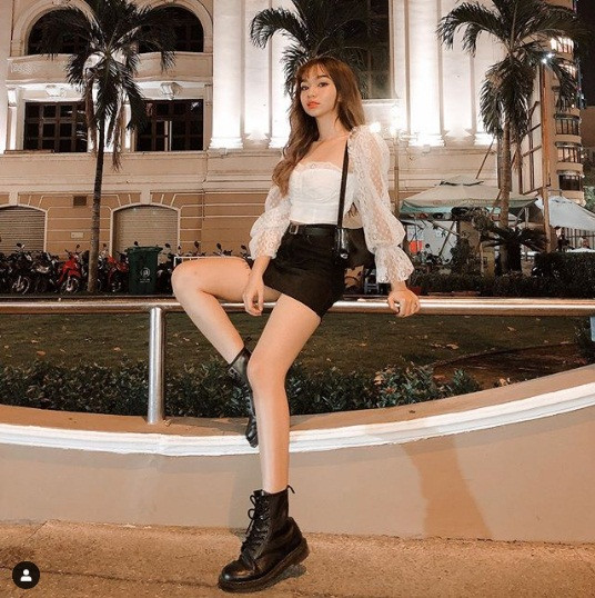 Nhờ thân hình cân đối, gọn gàng, Nhã Ca dễ dàng chọn cho mình gu ăn mặc sang chảnh, độc đáo.