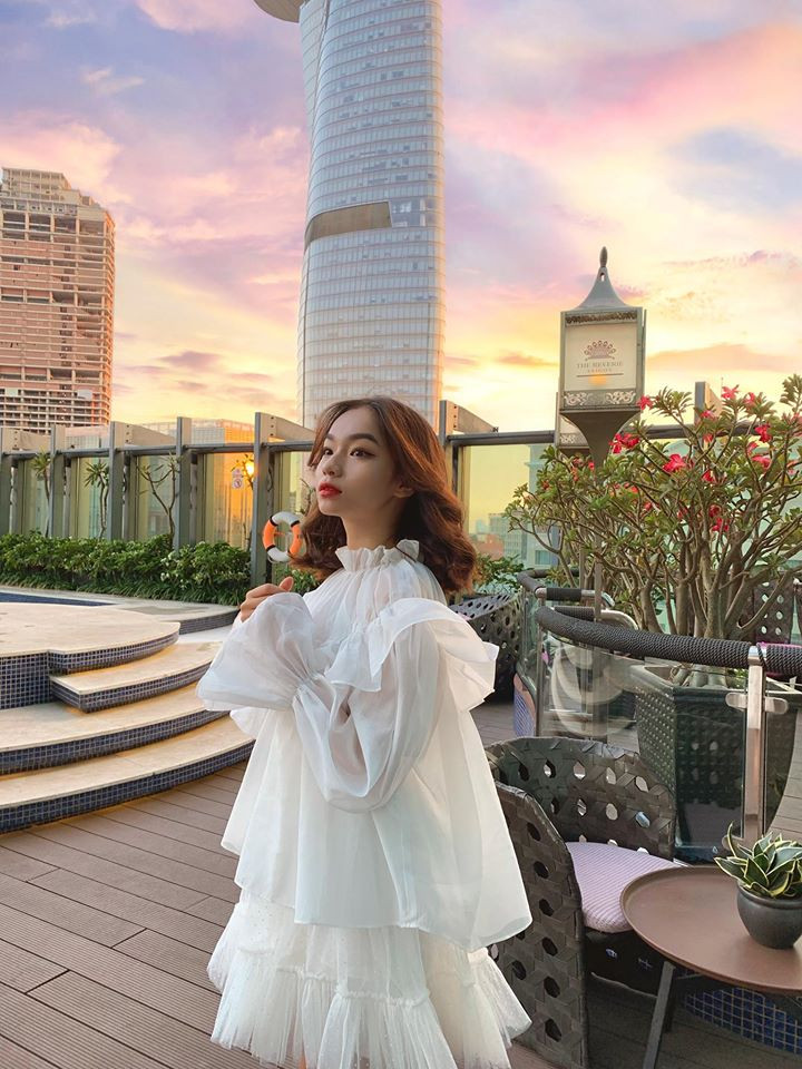 Có lúc nàng hot girl cũng trở nên điệu đà khi diện đầm công chúa.