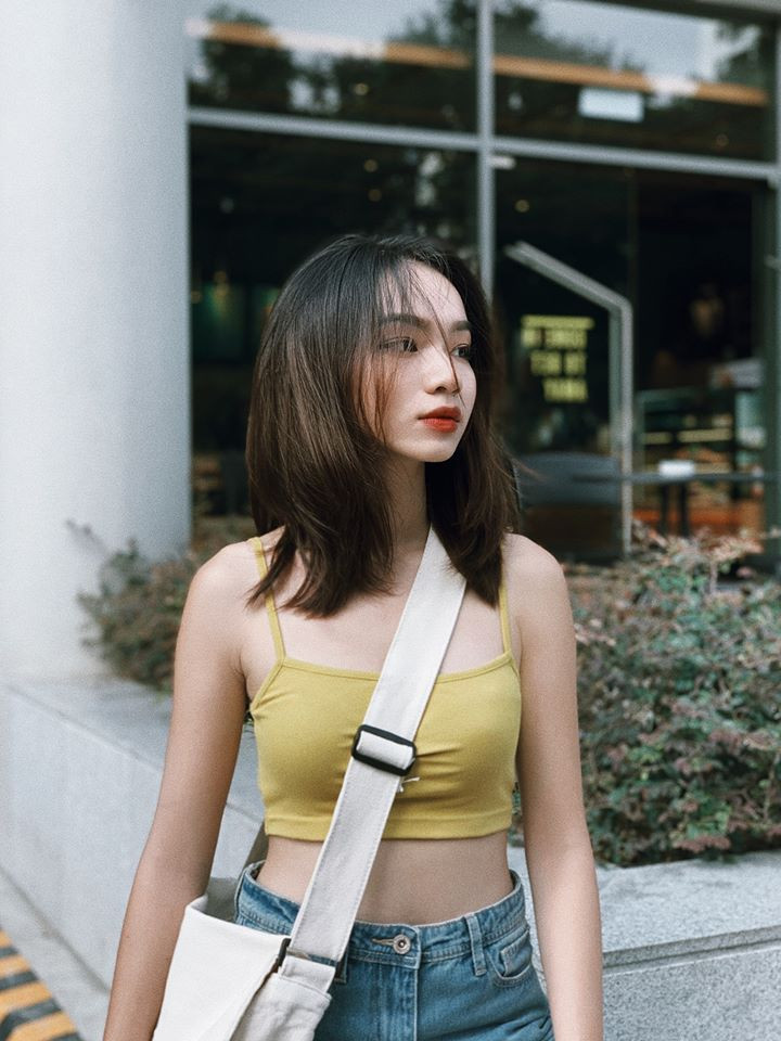 Đôi khi, cô cũng mặc áo hai dây vừa trẻ trung vừa gợi cảm ra phố.