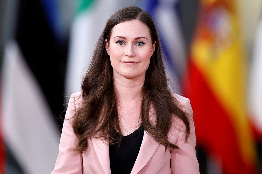 Thỉnh thoảng, bà cũng làm mới hình ảnh cá nhân bằng các kiểu vest màu sắc hơn.