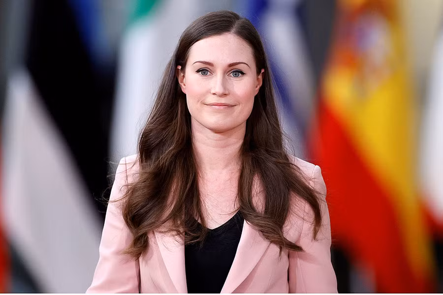 Thỉnh thoảng, bà cũng làm mới hình ảnh cá nhân bằng các kiểu vest màu sắc hơn.