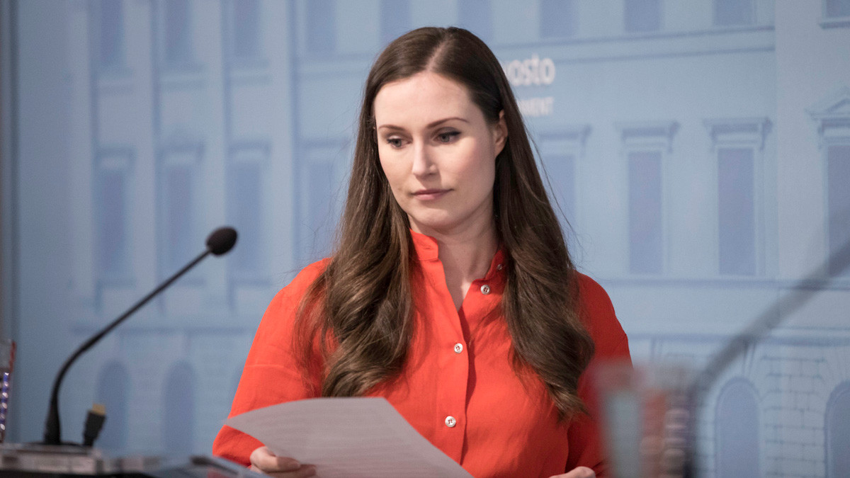 Bà Marin mặc chiếc váy đỏ nổi bật phát biểu tại sự kiện.