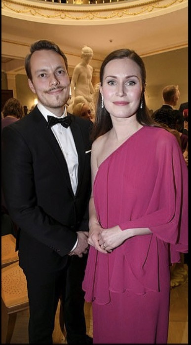 Khi đi tiệc, bà lại thường ăn mặc quyến rũ và sang trọng hơn.