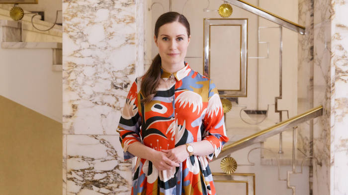 Một trong những hình ảnh hiếm hoi bà diện váy màu mè, hoa lá.