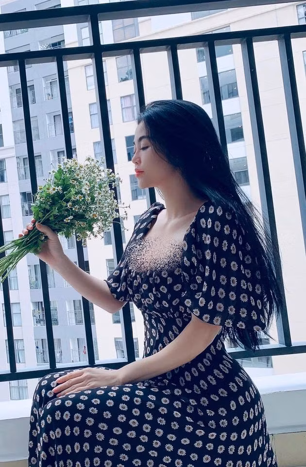 Mỗi lần xuất hiện trước ống kính, cô luôn ghi điểm bởi phong cách thời trang độc đáo, gợi cảm của riêng mình.