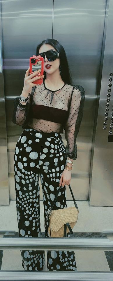 Hot girl ăn chơi nhất Sài thành trông cực sành điệu với mốt diện áo xuyên thấu khoe nội y. Ảnh: FBNV. Mời độc giả xem video "Minh Hằng chia sẻ về phong cách thời trang". Nguồn: VTC.