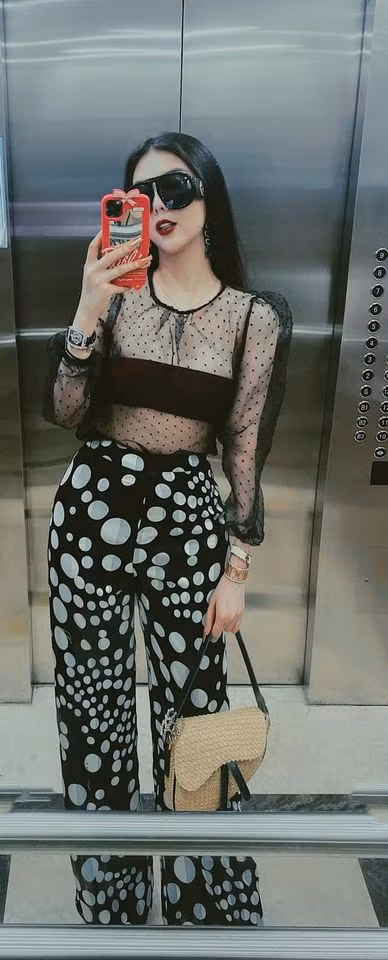 Hot girl ăn chơi nhất Sài thành trông cực sành điệu với mốt diện áo xuyên thấu khoe nội y. Ảnh: FBNV. Mời độc giả xem video "Minh Hằng chia sẻ về phong cách thời trang". Nguồn: VTC.