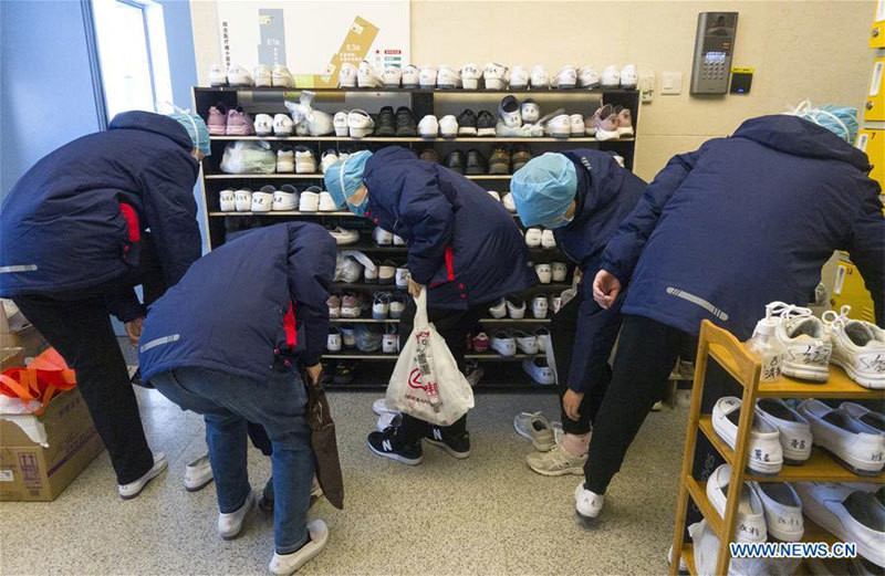 Sau những giờ làm việc với bệnh nhận nhiễm COVID-19 ở bệnh viện, họ phải cởi bỏ hết đồ bảo hộ, khử trùng nhiều lần, khi ra ngoài phải thay cả giày khác.